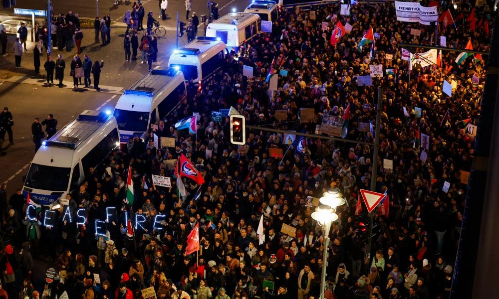 Σύμπτωση θα ήταν-Πριν λίγες ημέρες χιλιάδες μουσουλμάνοι διαμαρτύρονταν στην Γερμανία για την Χριστουγεννιάτικη παράδοση (Βίντεο)